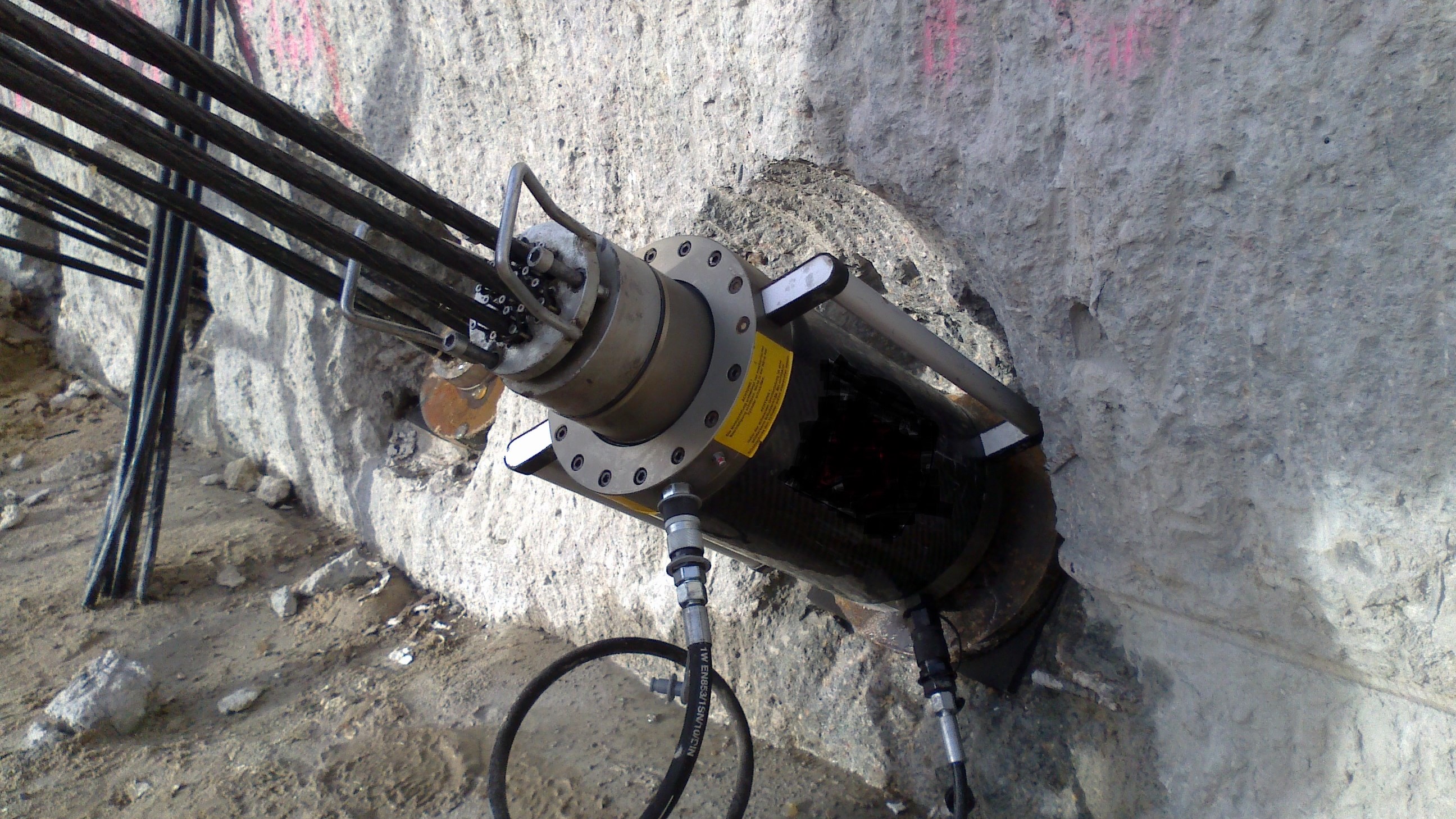 Presse beim Litzenanker spannen