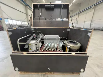 Spanngerätekiste für sichere Ladung und einfachen Transport von Spanngeräten und Zubehör – robust, abschließbar und fertig montiert auf Euro-Palette