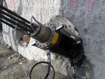 Tensioning the press on the stranded anchor