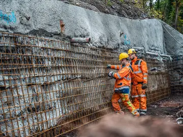 Die eingebrachten Anker wurden mit Zementsuspension verfüllt und mit Bewehrungsmatten zusätzlich verstärkt.