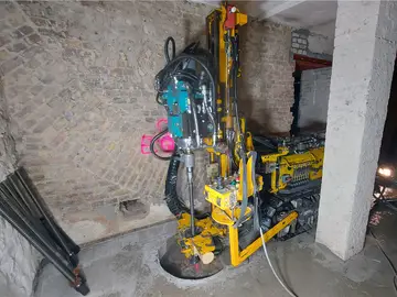 Bei den Ankerbohrarbeiten im Keller des Märkischen Museums kam eine KLEMM KR 701 zum Einsatz.