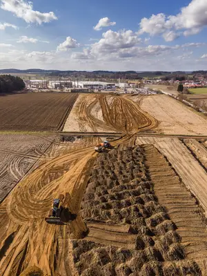 Östlich des bestehenden Geländes entsteht eine neue Produktions- und Logistikhalle. 